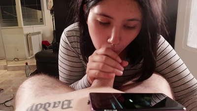 Dráždim svoju nevlastnú sestru, zatiaľ čo ona pozerá Disney [Cum]