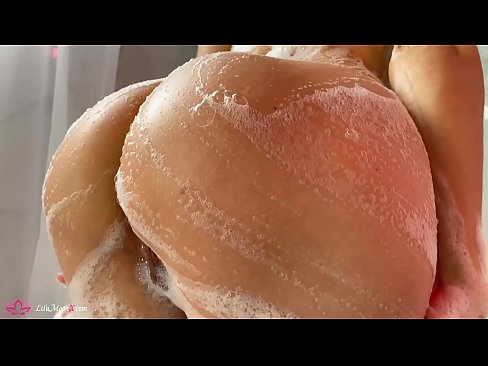 ❤️ Brunetka masturbuje kundičku s vibrátorom až do intenzívneho orgazmu v sprche Porno video na nás ﹏
