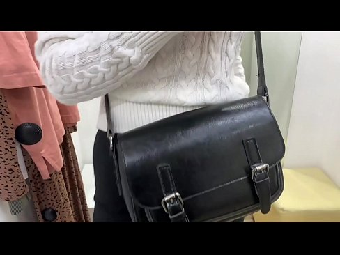 ❤️ Verejná masturbácia mladej sučky FeralBerry s robertkom v skúšobnej miestnosti Porno video na nás ﹏