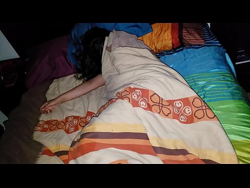 ❤️ Nevlastný syn nadáva svojej mladej nevlastnej matke, zatiaľ čo ona spí. Porno video na nás ﹏